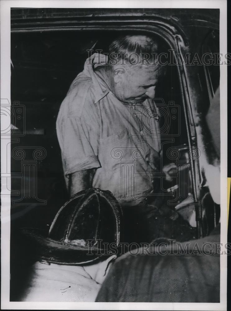 1952 Press Photo Emil Hass eased from being trapped in a crash - Historic Images