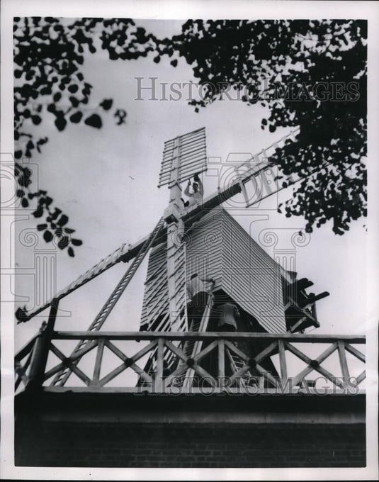 1954 Press Photo Windmill Located At Wimbledon Being Repaired - Historic Images