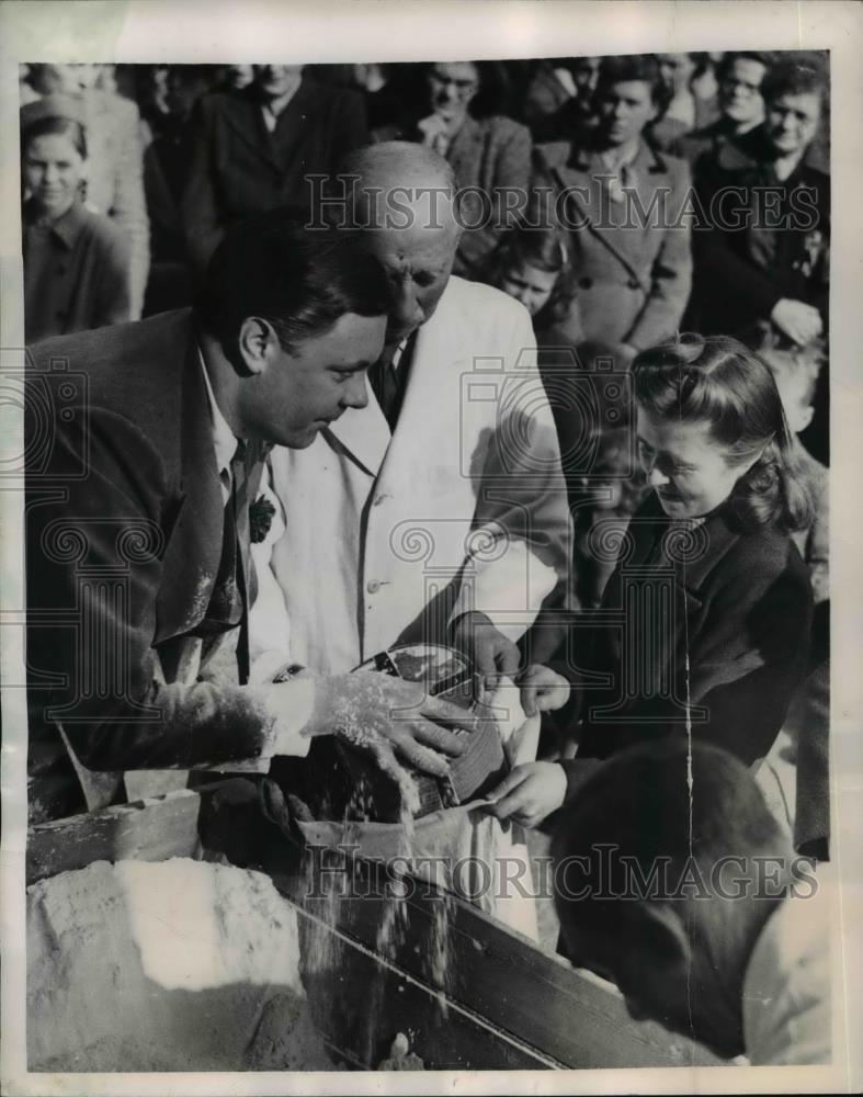 1949 Press Photo Sir Anthony Doughty-Tichbourne doles out flour to the tenants - Historic Images