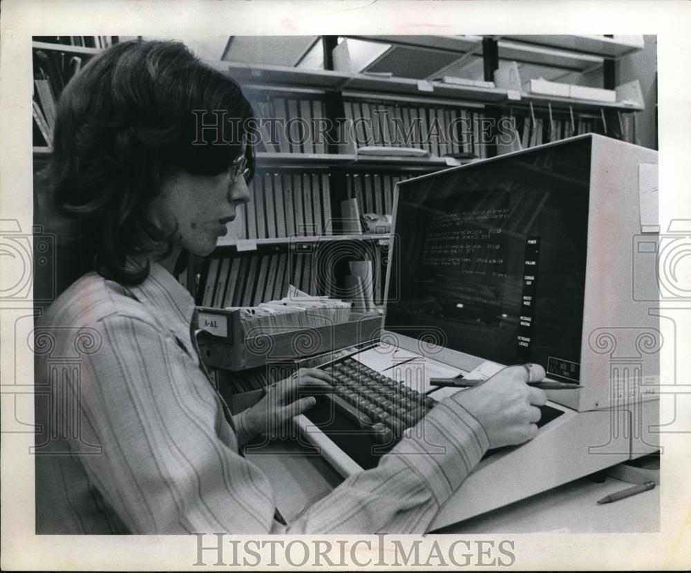 Press Photo Elizabeth Hagan, KSU library technician - Historic Images