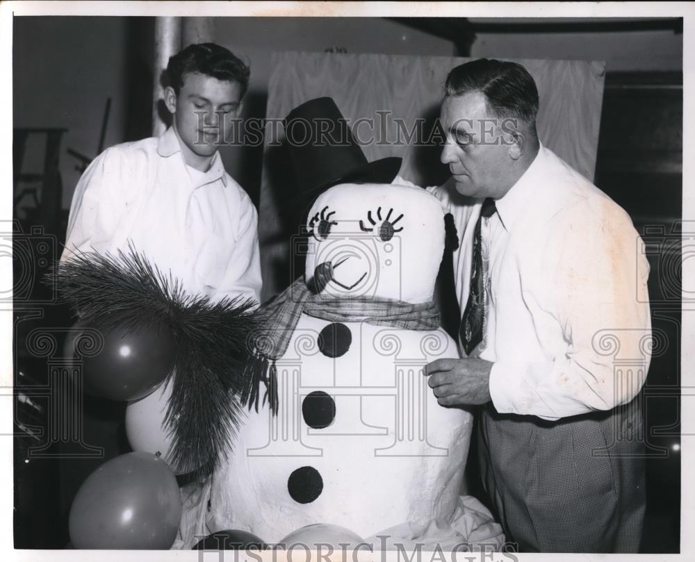 1955 Press Photo Dick Howe and Stan Skaya check the snow man - Historic Images