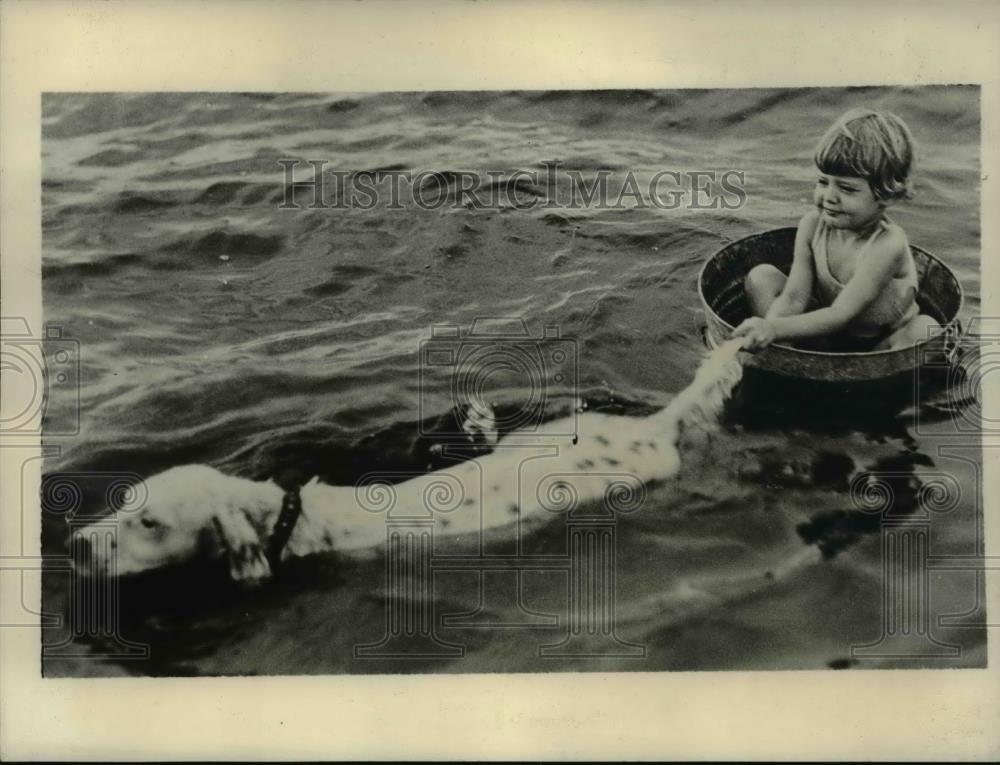 1932 Press Photo Fair sailing for Delorys Mercer as Spotty takes her on water - Historic Images