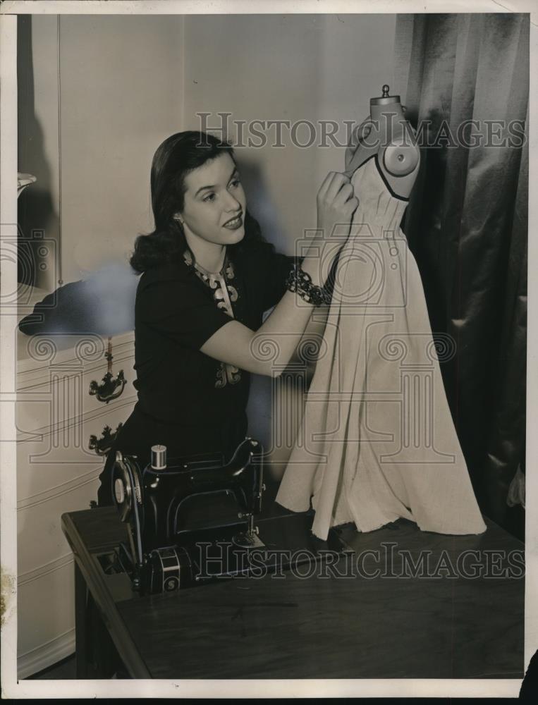 1940 Press Photo Josephine Johnson member of Debutante Sewing Circle. - Historic Images