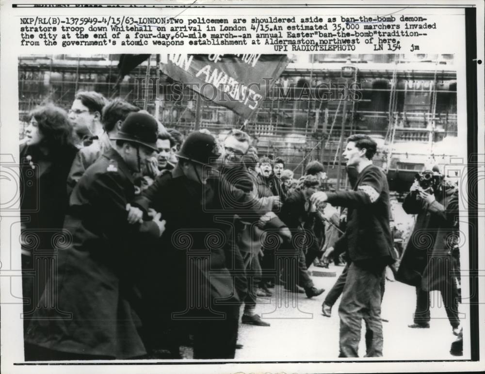 1963 Press Photo Policemen and ban the bomb demonstrators at the Whitehall - Historic Images