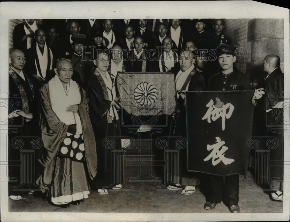 1932 Press Photo Shinto priests in Nyoto Japan with Emperors clothing - Historic Images