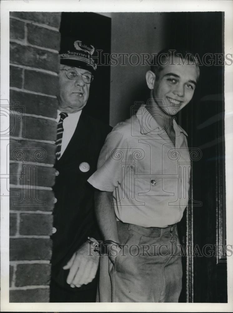 1941 Press Photo Cambridge Mass Raymond Woodward Jr &amp; Dep Sheriff C Robinson - Historic Images