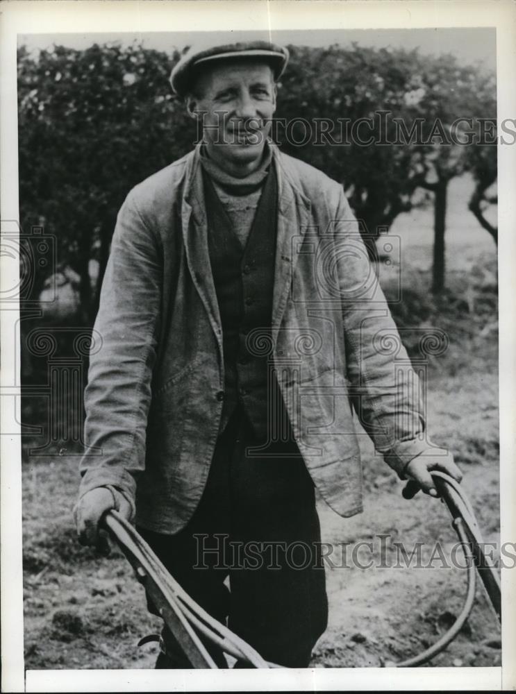1941 Press Photo Scotland David McLean plowing his farm fields - Historic Images