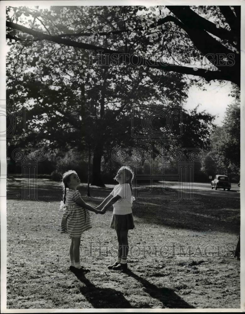 1960 Press Photo on a late summer day these youngsters hold hands and wait for - Historic Images