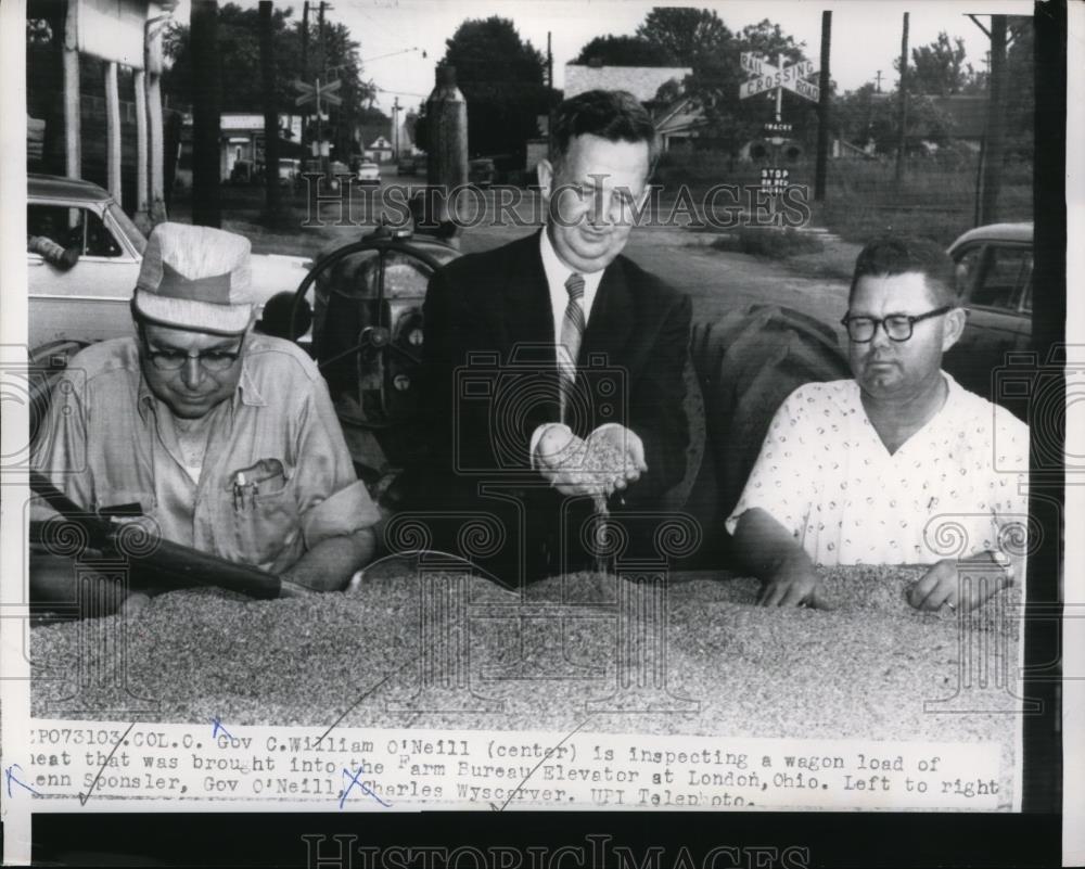 1958 Press Photo C William O'Neill Wagon Load Of Wheat London Ohio Charles - Historic Images