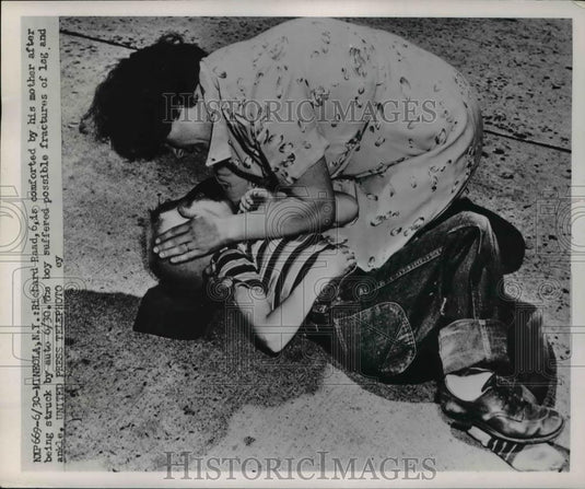 1952 Press Photo Richard Raad, 6, is comforted by his mother after being struck - Historic Images