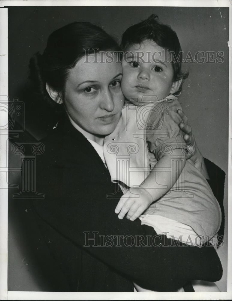 Press Photo Miss Leo Moore and baby - Historic Images