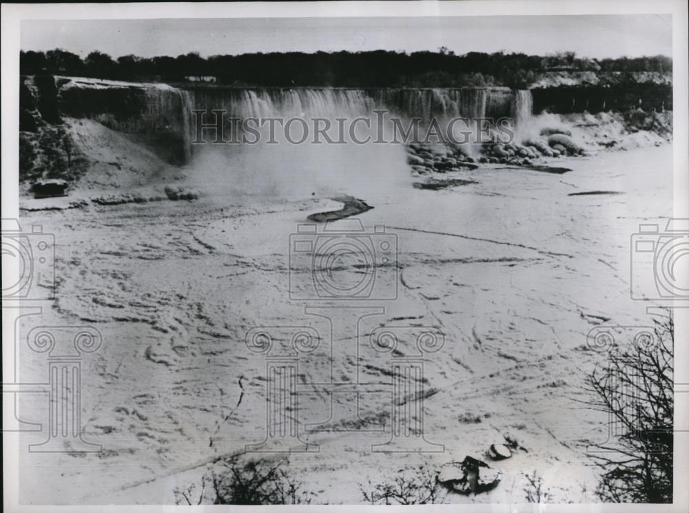 1952 Press Photo Across to the base of the American Falls on extreme low temp - Historic Images