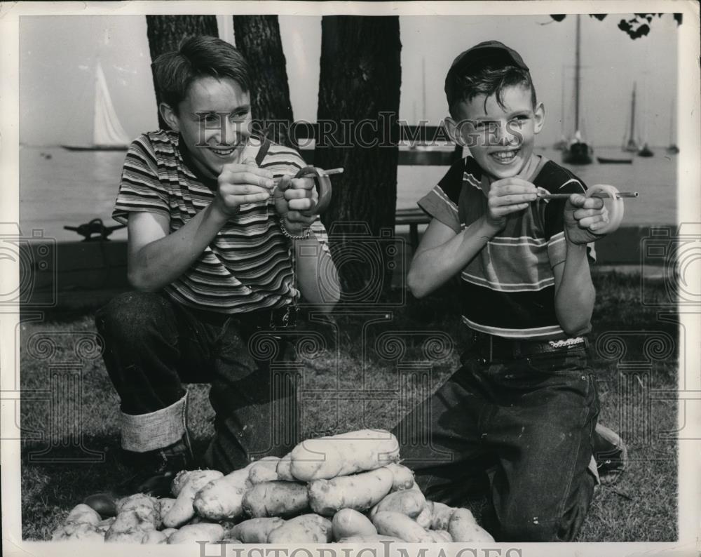 1949 Press Photo Bobby Sheridan and Dennis Garaghty Play with Burgess Potato Gun - Historic Images