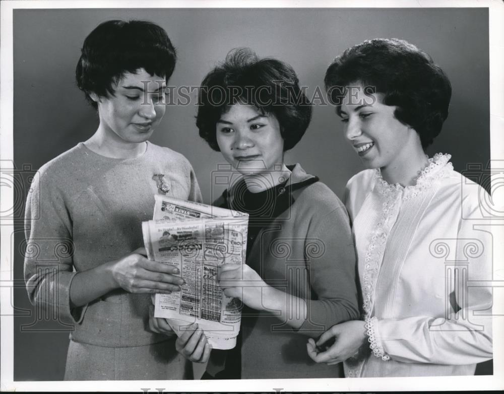 1961 Press Photo Marian Primosch, Allison Wong and Carol De Witt - Historic Images