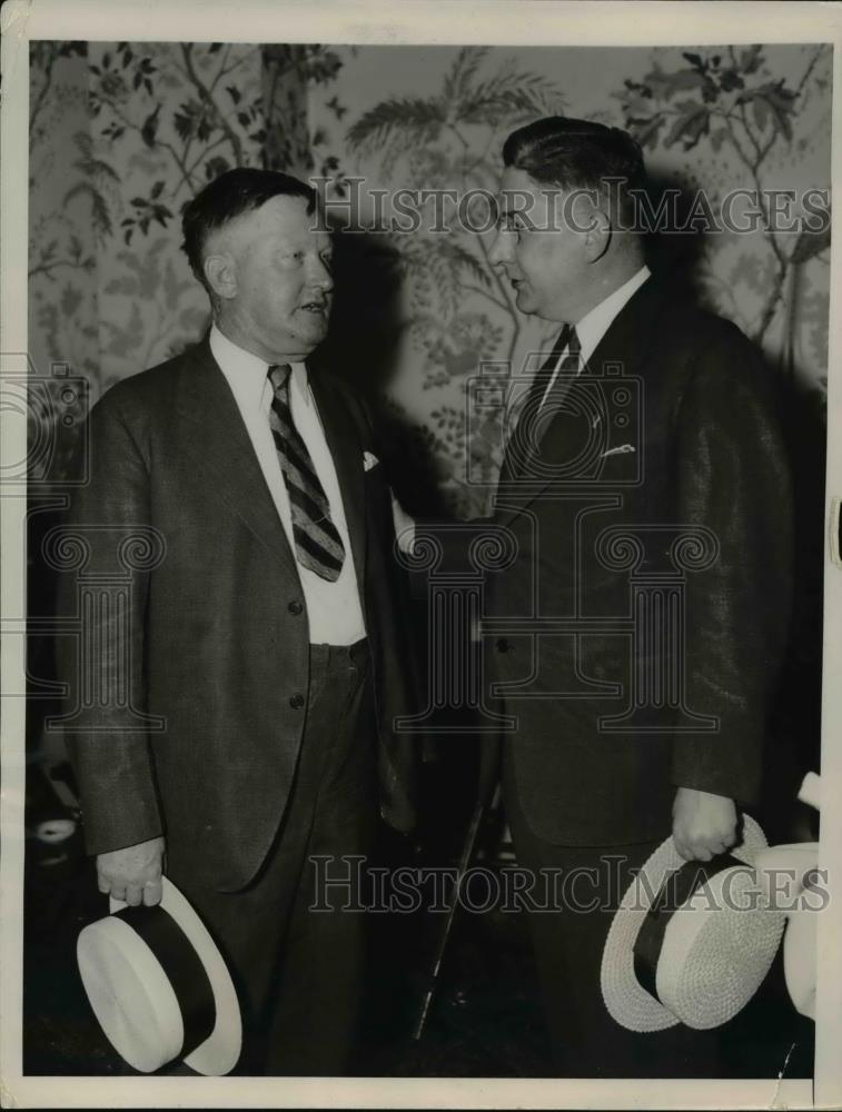 1936 Press Photo Theodore Hukriede and Jesse Barrett talking at Hotel Statler - Historic Images