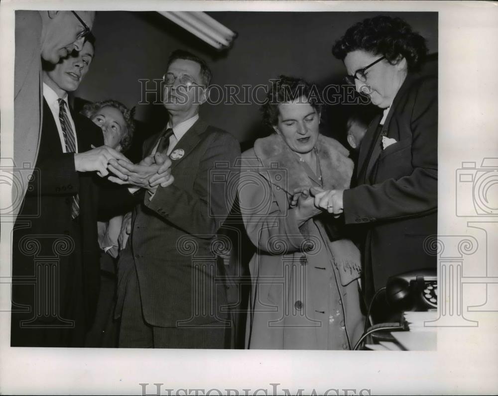 1955 Press Photo Mr. and Mrs. Harold Hathaway, blind and deaf couple - Historic Images