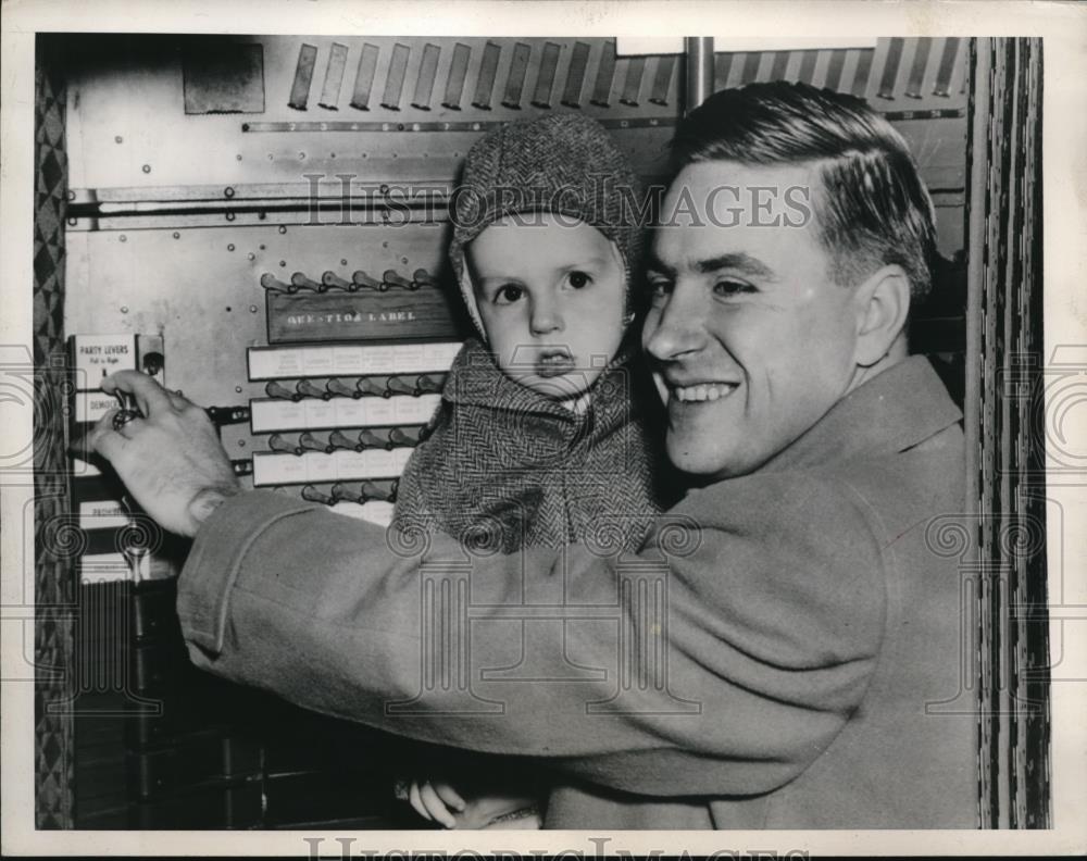 1946 Press Photo Albert Schmid with his son Al, Jr., as he cast his ballot - Historic Images