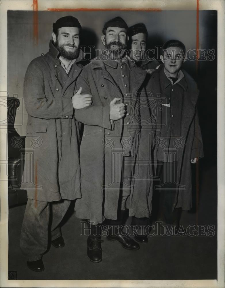 1942 Press Photo Group of members of Royal Navy during press interview - Historic Images