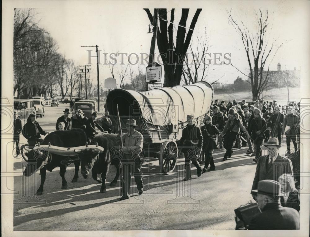 1937 Press Photo This covered wagon and their frontiersmen pause on eve of their - Historic Images