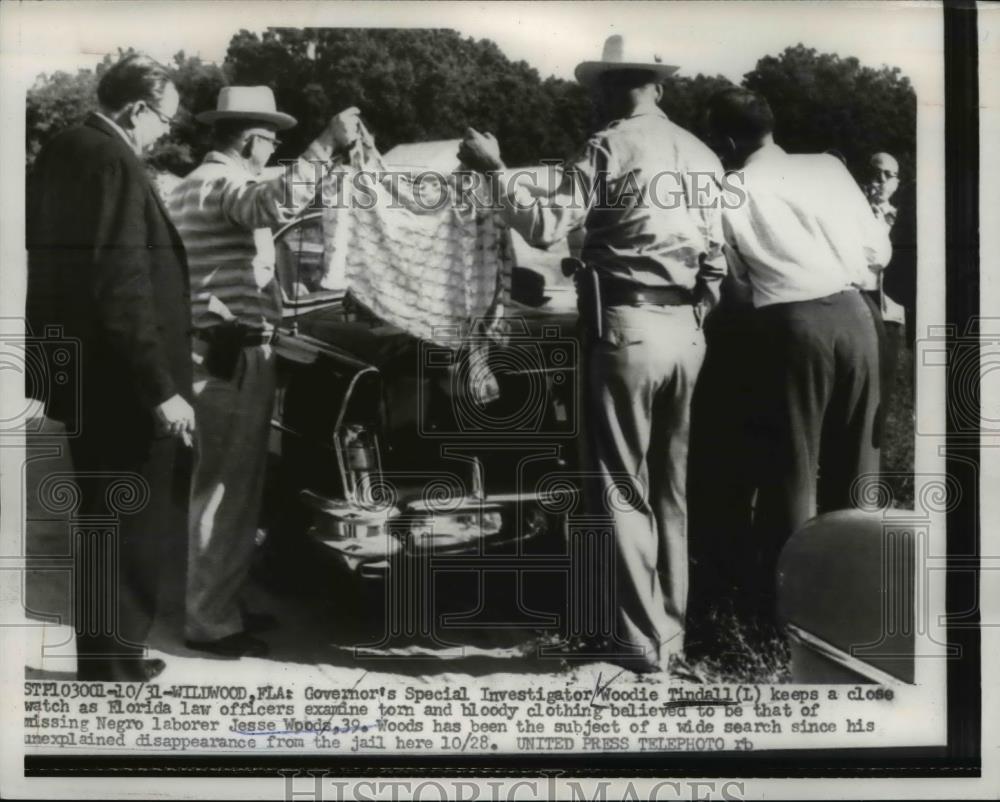 1956 Press Photo Investigator Woodie Tindal exemine blood clothes of Jesse Woods - Historic Images