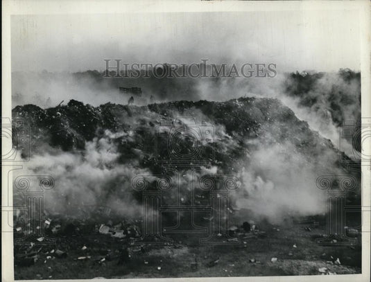 1936 Press Photo New City dump on fire at Cleveland Ohio - Historic Images