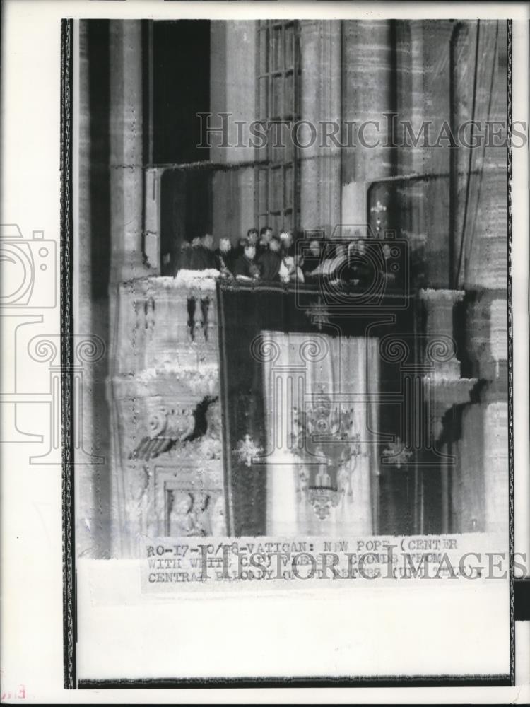 1958 Press Photo New Pope blessing crowds from central balcony of St. Peters - Historic Images