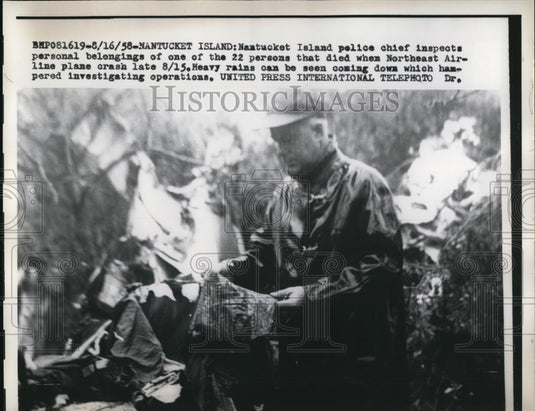 1958 Press Photo Nantucket police chief with the victims' personal belongings - Historic Images