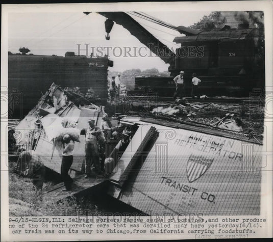 1950 Press Photo Salvage workers remove food from 24 derailed refrigerator cars - Historic Images