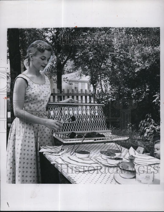 1954 Press Photo Baby at far right is making off with the aluminum foil which is - Historic Images