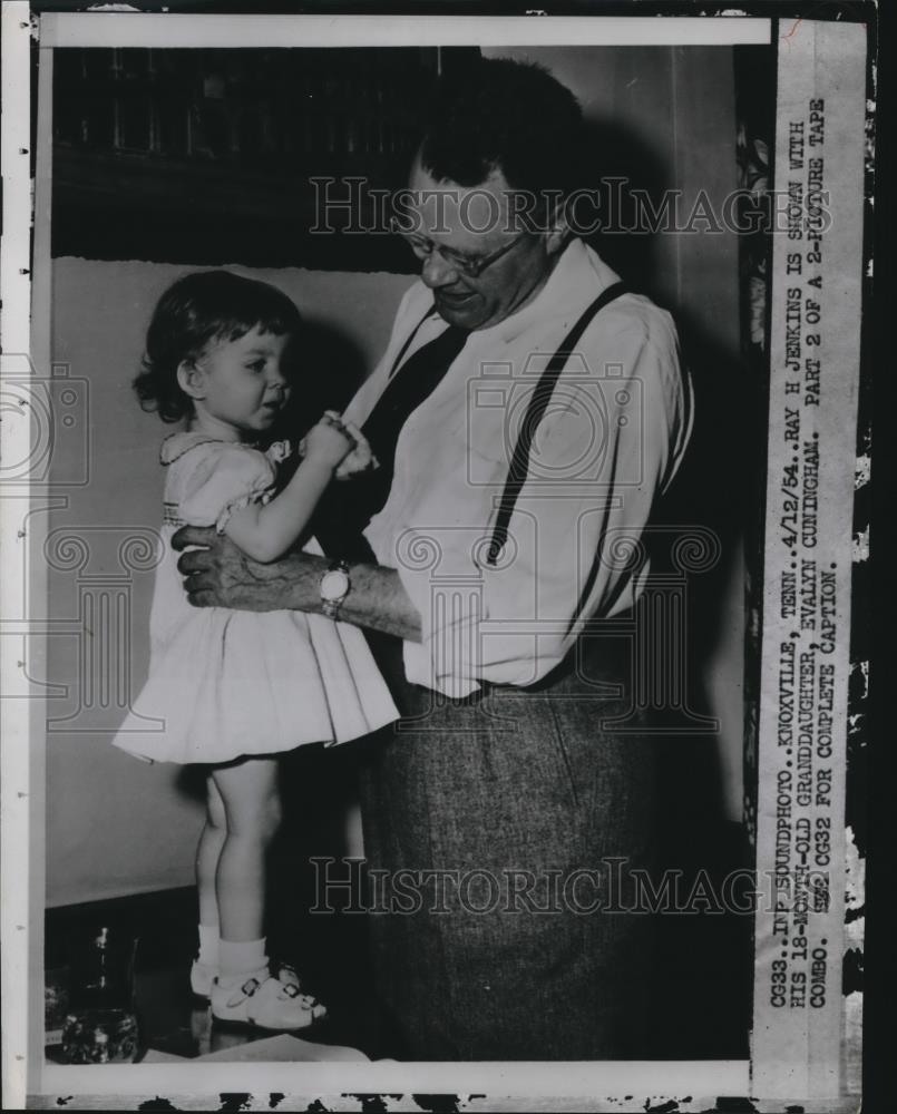 1954 Press Photo Ray H.Jenkins with his granddaughter Evalyn Cuningham. - Historic Images