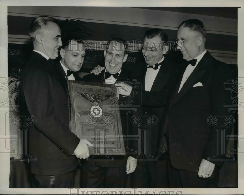 1941 Press Photo Men holding a plaque at the National Safety Contest - Historic Images