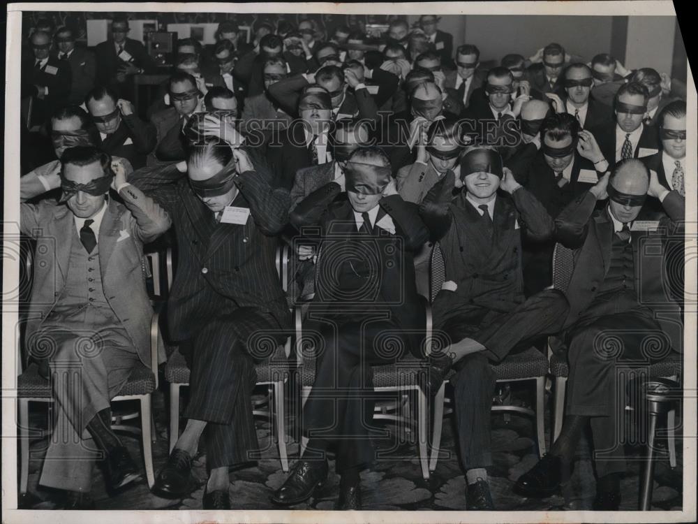 1946 Press Photo Safety Delegates Simulate Blindness for an Hour - Historic Images