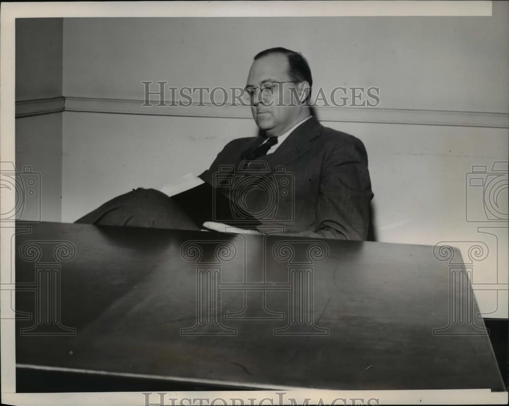 1945 Press Photo A.C. Utterback Sits at Empty Desk and Draws $700 a Month - Historic Images