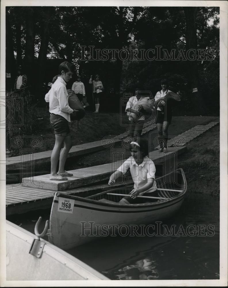 Press Photo Campers prepare canoing trip at Camp Yakewi in Ashtabula County - Historic Images