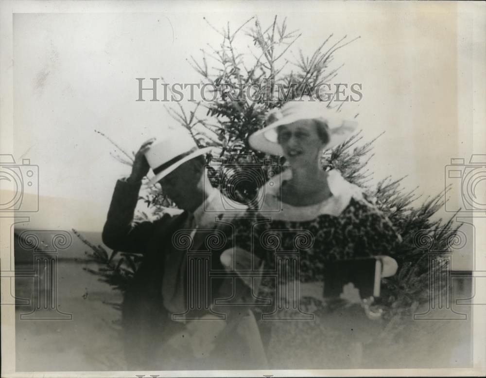 1934 Press Photo Mrs. Anna Roosevelt Dall with her agent guard - Historic Images