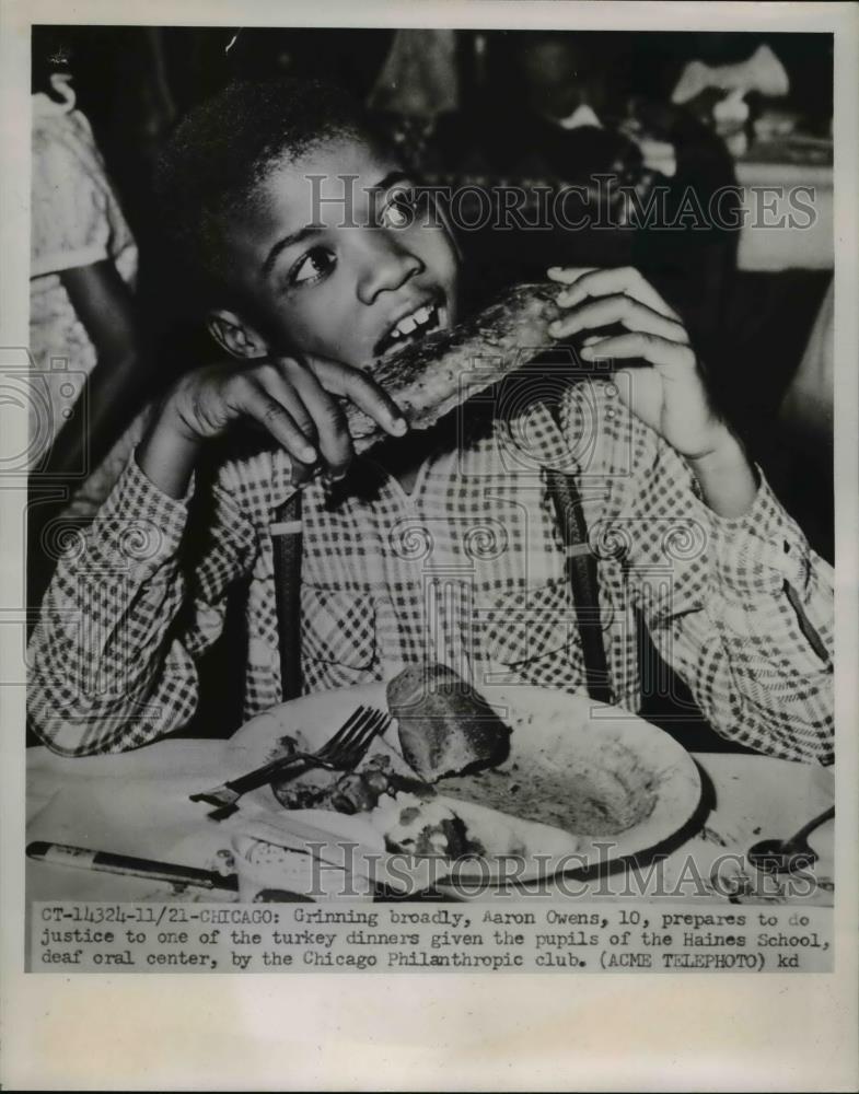 1951 Press Photo Chicago Aaron Owens, 10 prepares to do justice to one of the - Historic Images