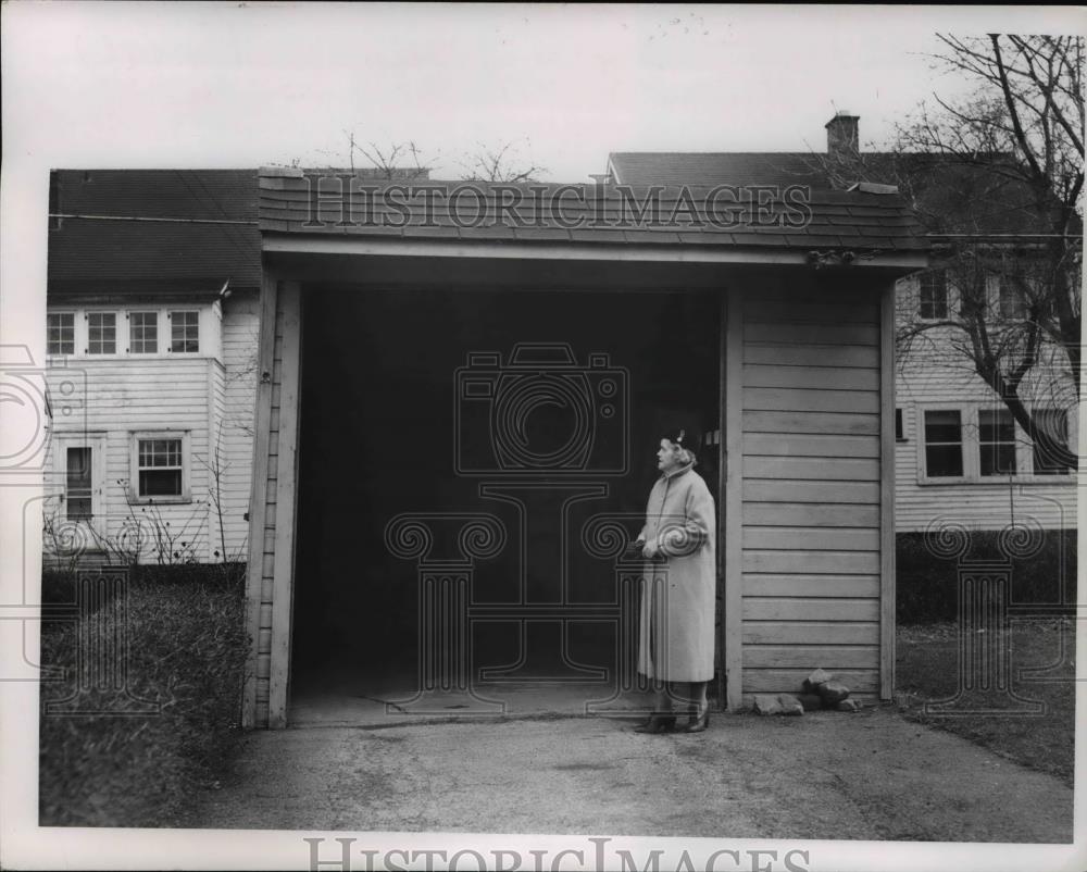 1958 Press Photo Anne DeChant at Home Garage, Cleveland Ohio - Historic Images