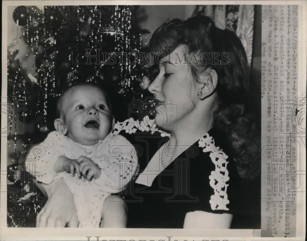 1947 Press Photo Patrolman Henry Mach Leave his 4-month-old Son - Historic Images