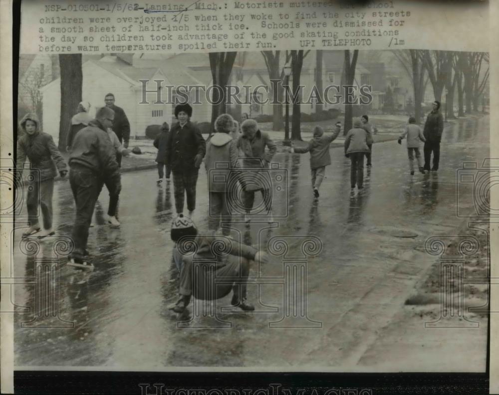 1962 Press Photo Children overjoyed when streets a smooth sheet of half inch ice - Historic Images