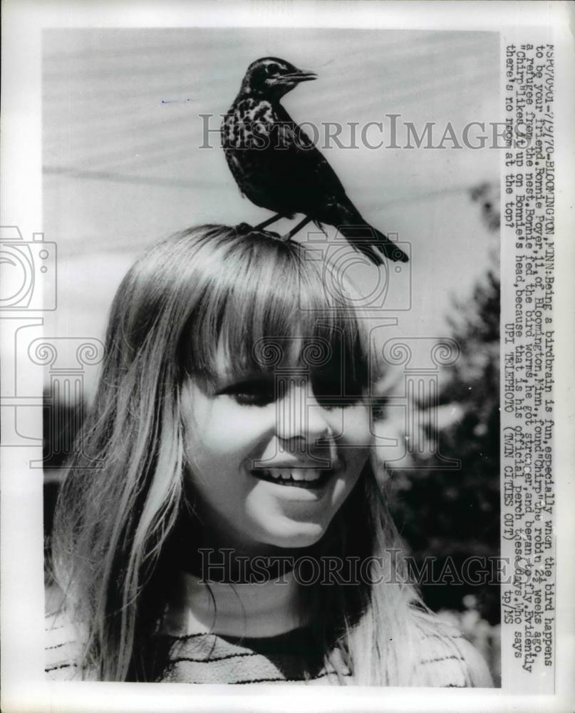 1970 Press Photo Bonnie Poyer and her robin friend standing on her head - Historic Images