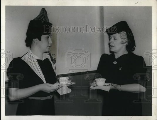 1939 Press Photo (L to R) Mrs George Webster & Mrs Jacob Bendau - Historic Images