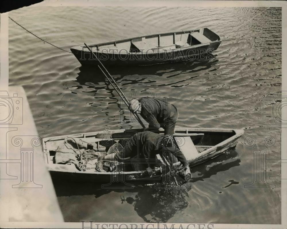 1935 Press Photo Pair of salvagers who retrieve from the waters of Sheepshead - Historic Images