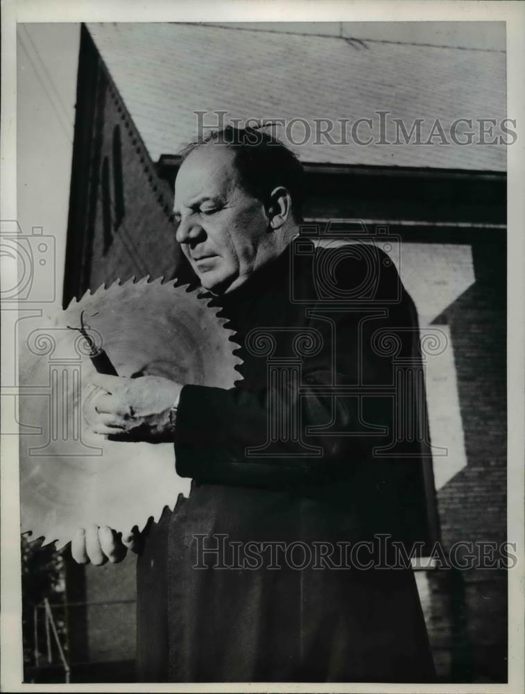 1947 Press Photo Father Joseph Brasky holding &quot;flying disc&quot; - Historic Images