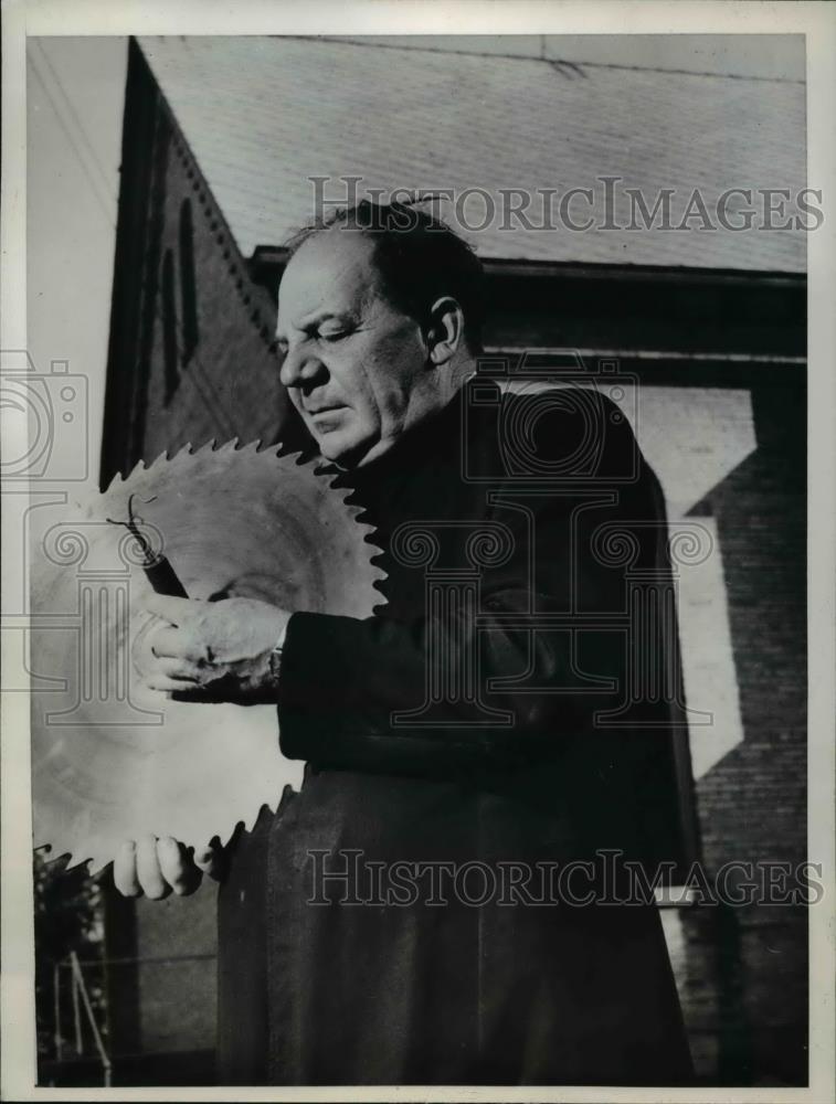 1947 Press Photo Father Joseph Brasky holding "flying disc" - Historic Images