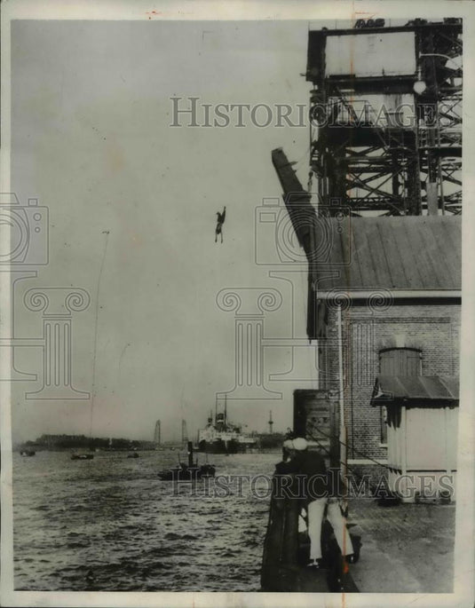 1932 Press Photo Dutch youth as he dove ninety feet from the top of Coal Heaver - Historic Images