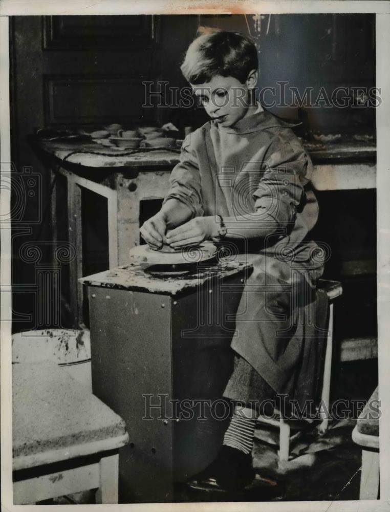 1955 Press Photo Young Crown Prince Carl Gustav of Sweden molds a Clay Dish. - Historic Images