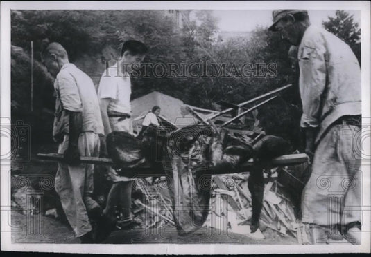 1950 Press Photo Volunteer workers remove a victim's body from a demolished home - Historic Images