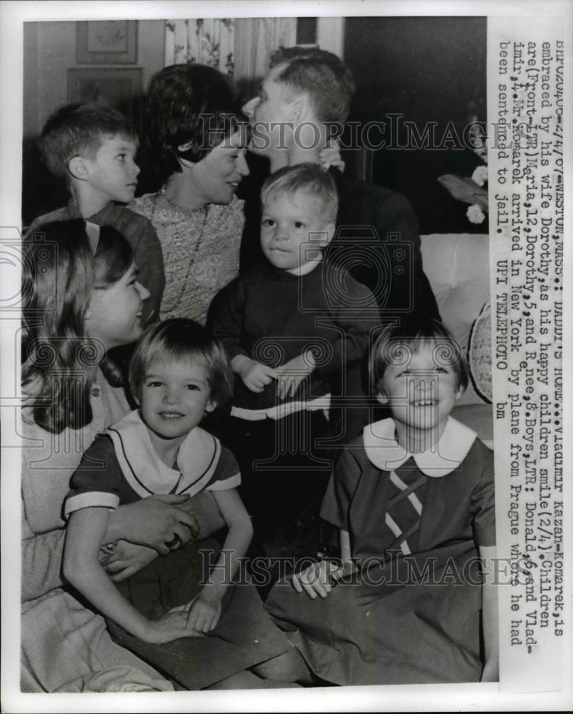 1957 Press Photo Vladimir Komarek arrived in NY from Prague where he was jailed - Historic Images