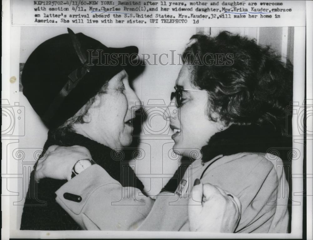 1960 Press Photo Mother and Daughter Reunion - Historic Images