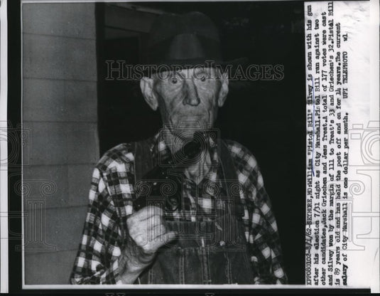 1962 Press Photo William Silvery shown with his gun - Historic Images